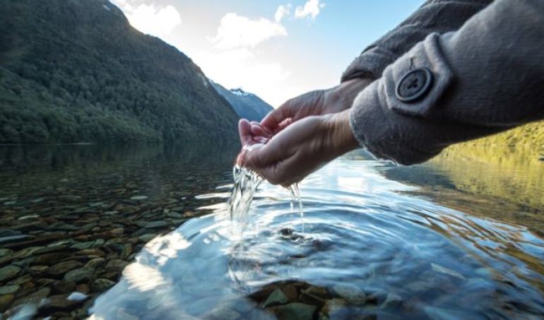 Experto de la U. de Chile asegura que en el país hay abundante agua