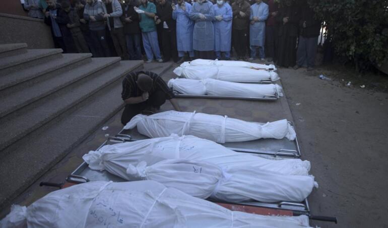 Genocidio israelí contra palestinos: Hallan 80 cadáveres más en tres fosas comunes en hospital de Gaza