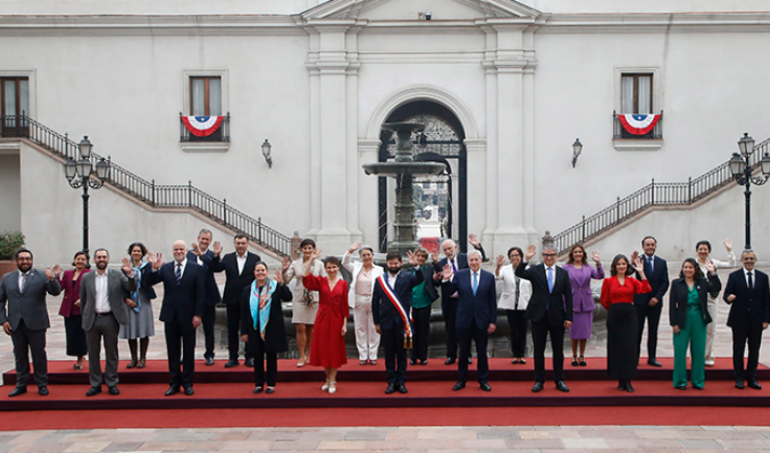 Ministros Pardow y Orellana no asistieron por permisos administrativos: Presidente encabezó foto oficial de Fiestas Patrias con su gabinete en pleno