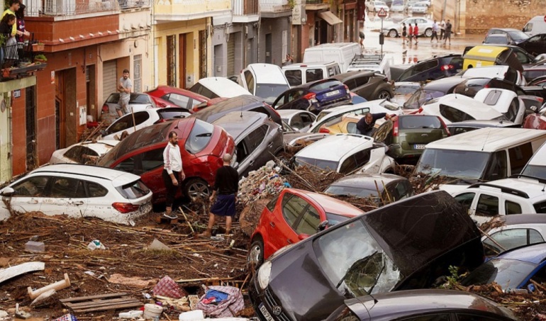 Vea las impactantes imágenes: El peor desastre natural de este siglo en España. A0umentan a más de 150 los muertos y hay decenas de desaparecidos por intensas lluvias en Valencia