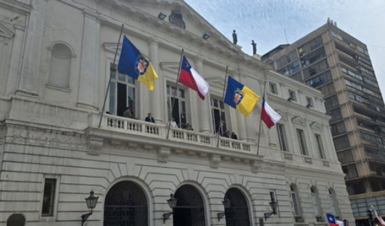 Primera medida como alcalde de Santiago: Desbordes ordena retirar del frontis del Municipio las banderas de la comunidad LGBT y del pueblo Mapuche