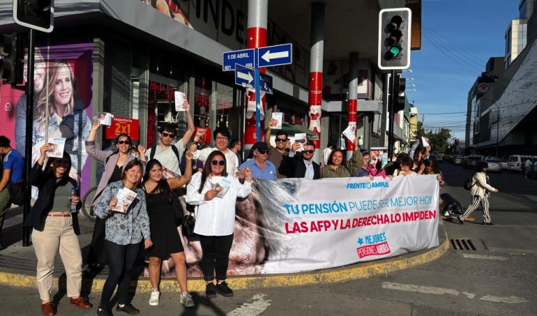 Frente Amplio realiza “volanteo” por reforma de pensiones y acusa “campaña del terror” de las AFP