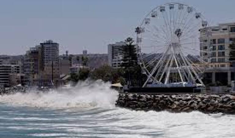 Alcaldesas de Viña y Valparaíso confirman shows pirotécnicos en el borde costero pese a las marejadas