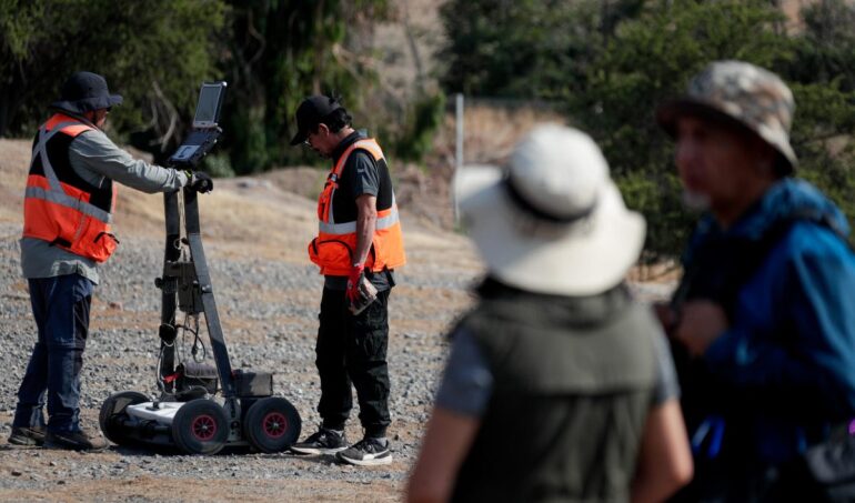 Ver Video. Buscan cementerio clandestino de detenidos desaparecidos de la dictadura en el Cerro Chena de San Bernardo