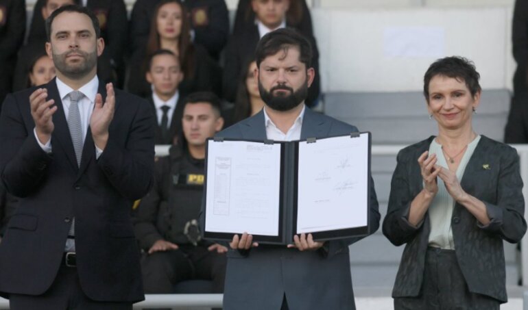 Presidente Boric promulga ley que moderniza escalafón de agentes policiales de la PDI