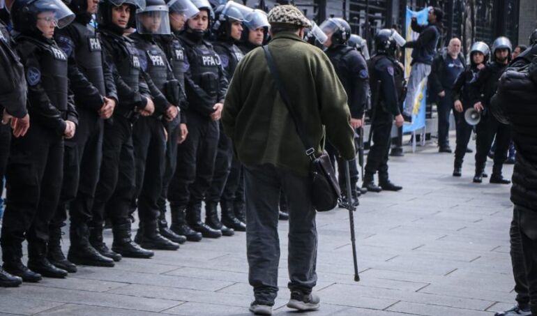 Ver VIDEO. El día después de la marcha de los jubilados en Buenos Aires. 46 heridos, uno de ellos muy grave y 124 detenidos: Gobierno de Milei desató la represión contra protesta de jubilados