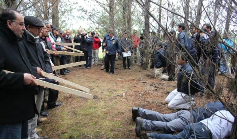 Ver VIDEO. Justicia reabre caso de matanza Laja-San Rosendo y ordena enjuiciar a 4 excarabineros sobreseídos.19 trabajadores fueron asesinados por la espalda y enterrados en fosa. Participaron 4 funcionarios de la empresa Papelera. Conòzca los nombres de los 17 carabineros