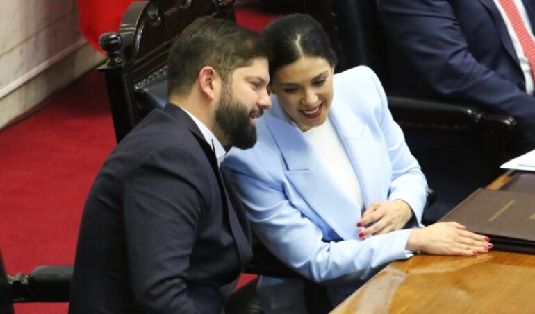 Boric defiende a Karol Cariola e Irací Hassler tras revelarse chats en los que lo critican duramente en lo personal y a su Gobierno: “No me van a poner en contra de compañeras”