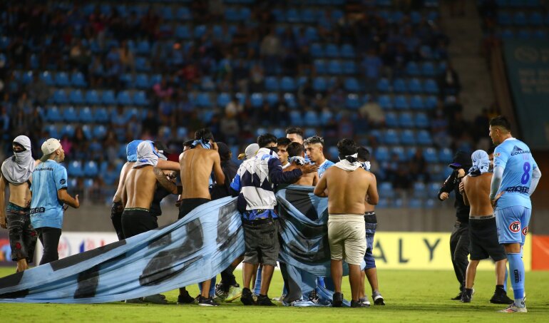 Escándalo: Hinchas de Deportes Iquique irrumpen en la cancha y obligan a suspender duelo ante Unión Española. Iban perdiendo