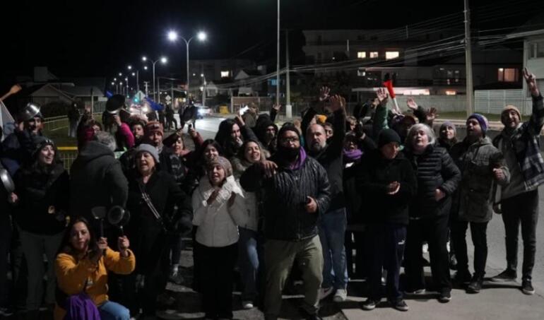 Punta Arenas: Profesores protestaron frente a la casa de los papás de Boric