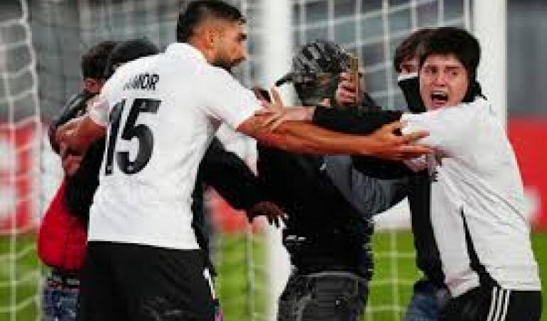 Violencia en el Estadio Monumental: Colo Colo vs Fortaleza suspendido