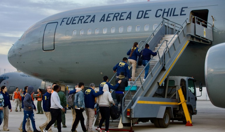 Expulsión masiva de extranjeros: 86 personas dejan Chile en vuelo comercial