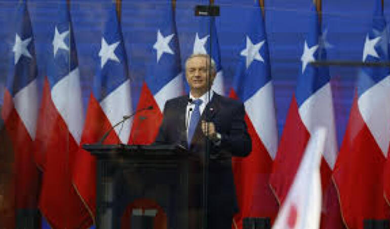 ¿Miedo, show o prevención? José Antonio Kast vuelve a ocupar cúpula blindada en cierre de campaña en Concepción