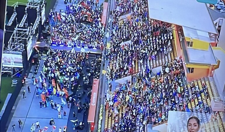 Evelyn Matthei realizó cierre de campaña en estadio Santa Laura y los animó: "Hay un triple empate entre los candidatos de la derecha". Observadores señalaron que no se llenó el recinto