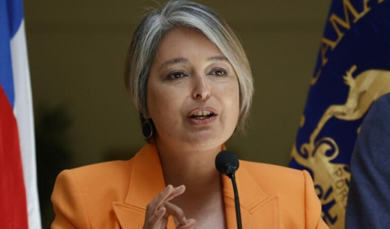 Jeannette Jara comparte certificado de pago de multas del TAG: "Algunos insisten en instalar mentiras sobre mí"