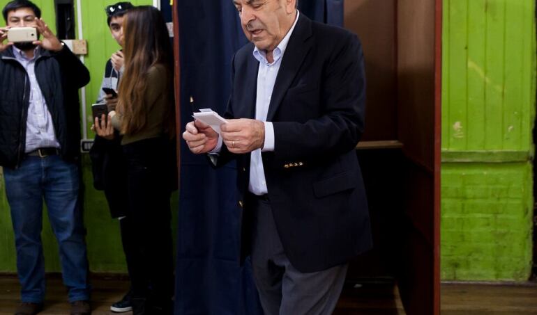 Eduardo Frei votó y evitó referirse al congelamiento de su militancia en la DC: Aseguró que "el futuro a partir de mañana necesita diálogo"