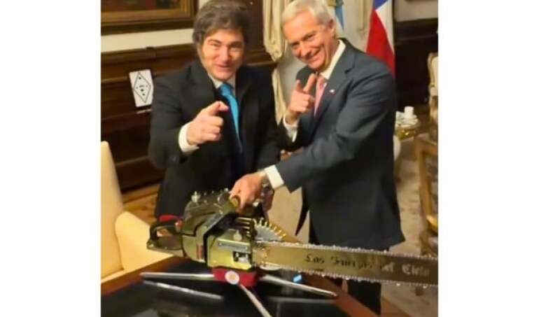 VIDEO. ¿Hará recortes sociales en Chile? Kast le siguió "el juego" a Milei y posó con una motosierra y asintió cuando dijo "¡viva la libertad carajo!". La motosierra es el símbolo de los recortes sociales