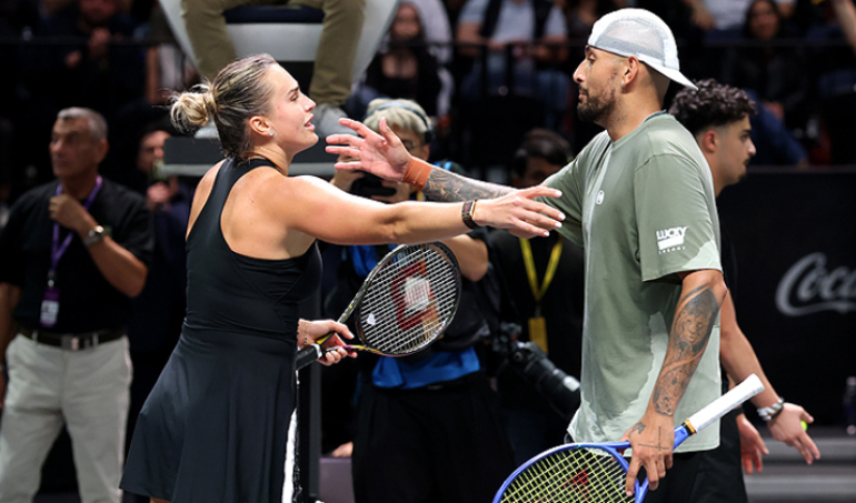Batalla de los Sexos del tenis: Kyrgios se quedó con el desafío ante Sabalenka en sets corridos