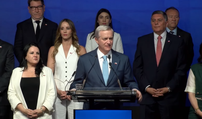 Presidente electo José Antonio Kast presentó a su gabinete de 24 ministros. A última hora, fue desafectado Santiago Montt que iba a ser ministro de Minería por ser anunciado por la empresa minera donde trabajaba y no por el mandatario