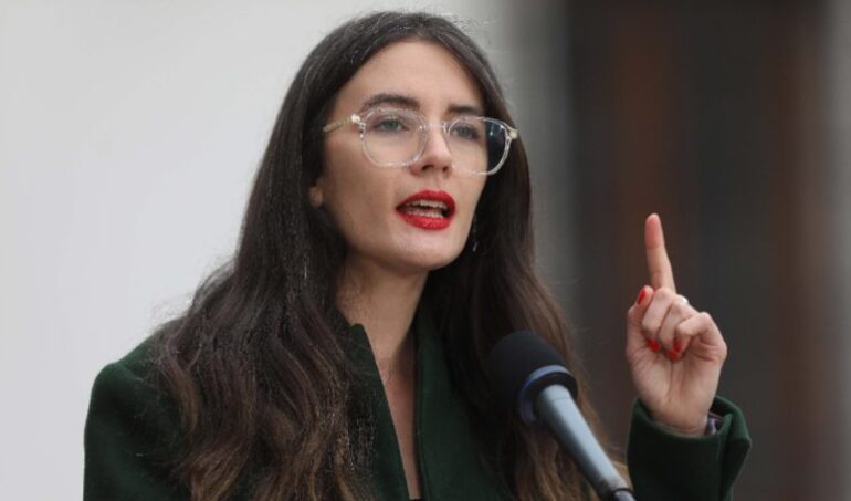 Ministra Camila Vallejo rechazó la "reprochable e inaceptable" sanción de EE.UU. al ministro de Transportes y subsecretario