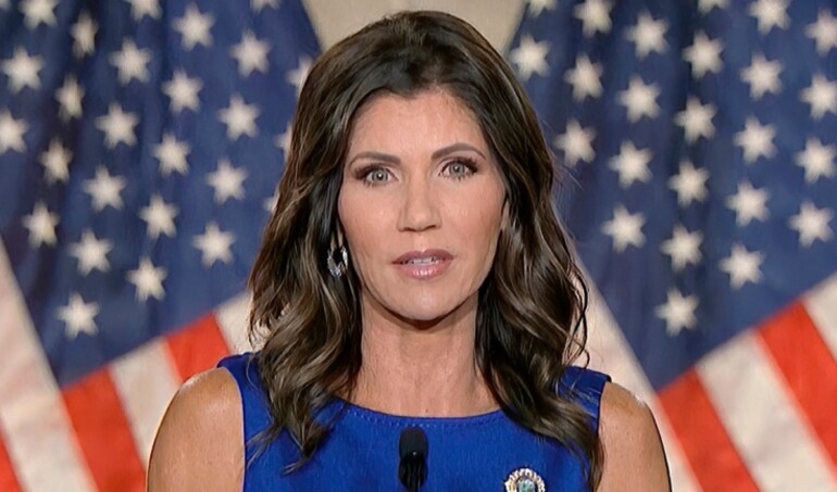 Trump destituye a Kristi Noem tras polémico operativo migratorio en Minneapolis que dejó dos estadounidenses asesinados. Chileno robó su cartera en Washington