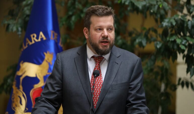 Excandidato presidencial y diputado Kaiser anuncia proyecto que permitirá al próximo gobierno despedir funcionarios públicos sin expresar causa