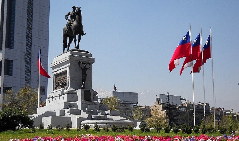 Reinstalan estatua del general Manuel Baquedano en la renovada Plaza Italia