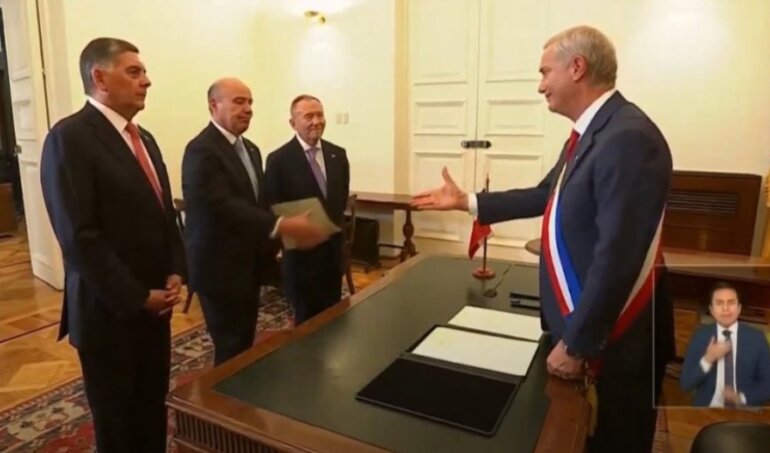 Cierre de las fronteras, auditoría total "escritorio por escritorio" y destrabarán inversión: Los primeros decretos e instrucciones firmados por Kast