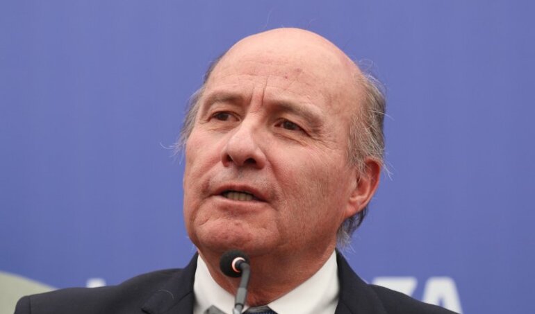 Ministro de Hacienda se defiende sobre nuevas cifras de caja fiscal: Parlamentarios le enrostraron "los datos son públicos, la mentira, también". Quiroz respondió:"No se puede tapar el Sol con un dedo"