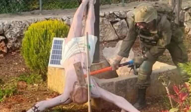 "Valiente soldado" provoca indignación mundial: Militar israelí destruye estatua de Cristo en el Líbano. Iglesia católica exige sanción