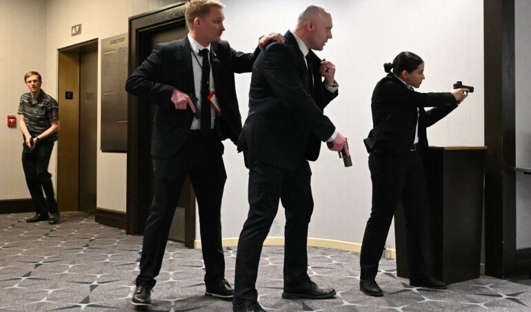 VIDEO DEL terror del momento. Un agente del Servicio Secreto resultó herido por tirador en cena que encabezaba Trump. Director del FBI asegura que tirador tenía una arma larga