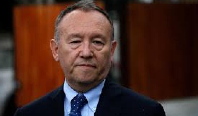 A la UDI no le gustó que el ministro José García se reuniera con el FA y el PC: Lo calificó como un "error político innecesario"