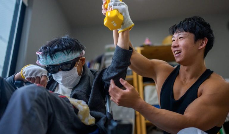 Japón contrata fisicoculturistas, luchadores de sumo y peleadores de artes marciales para cuidar a adultos mayores