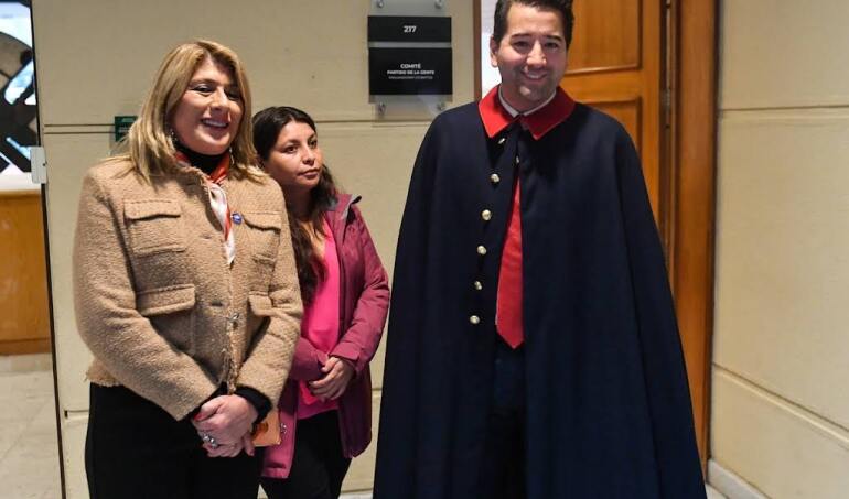 Diputada Pizarro encara a diputado Olivares por asistir al Congreso con una capa prusiana: "Se pasea disfrazado de Pinochet"