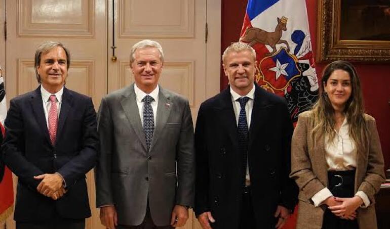 Evoli se reúne con Kast y propone reducir a 16 los ministerios en vez de los 25 que existen actualmente