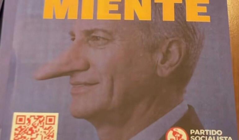 Presidenta del PS detiene distribución de propaganda contra el mandatario con foto como "Pinocho" y que decía "Kast Miente"
