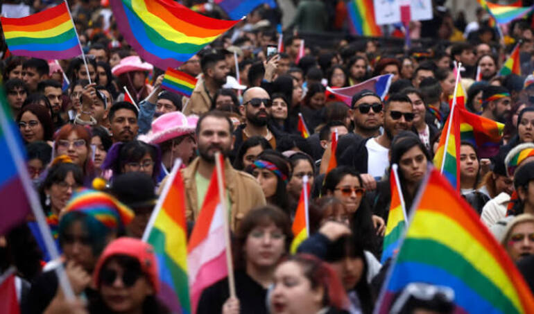 Masiva marcha del Orgullo reúne a miles de personas en Santiago