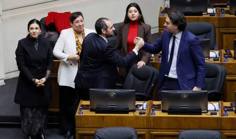 ¿Cómo votaron y lo que expusieron senadores en AC contra exministro Grau? Ultra derecha perdió los 4 capítulos por amplia mayoría. Senadores de derecha se descolgaron y votaron en contra