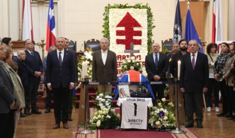 Velorio de Enrique Krauss reúne a tres Presidentes de la Republica en el Congreso: Kast, Boric y Frei destacan su legado. También llegaron exjugadores de Colo Colo y Bomberos que rindieron homenajes