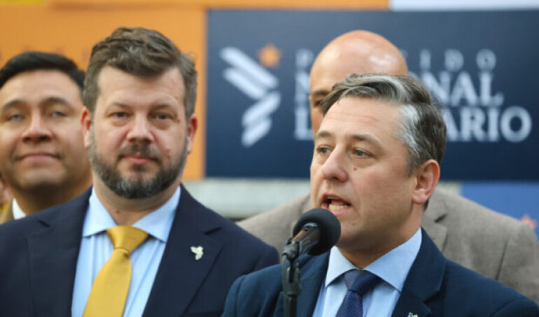 Socialistas emplazan a Johannes Kaiser y Senador Bianchi exige investigación penal por video sobre abusos a menores y niños con TEA de militantes del partido Libertario