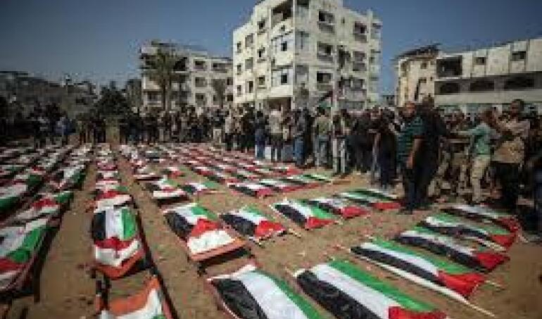 Genocidio: Gaza enterró simultáneamente a 112 parientes asesinados por Israel, el mayor funeral de una misma familia. Entre los muertos figuran 44 niños y nueve ancianos