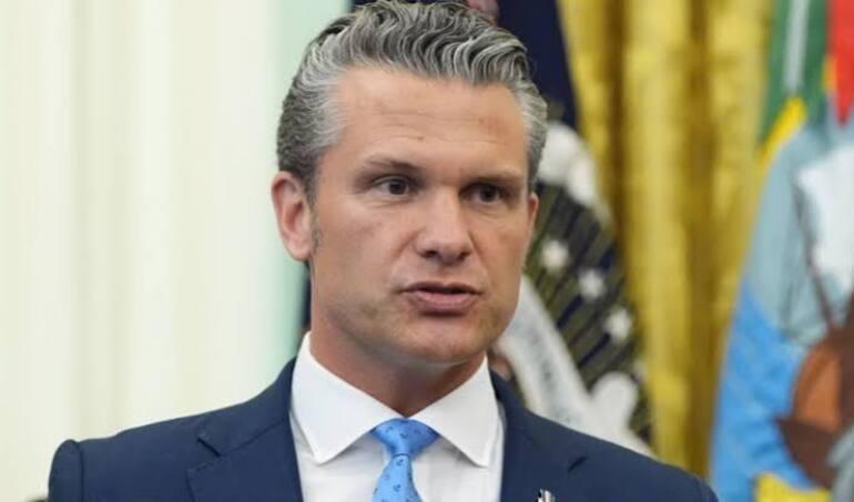 "Esto no es un juego": El duro discurso del jefe del Pentágono o ministro de Guerra de EEUU a América Latina que complica a Chile. Estaba el ministro de Defensa de Kast en la reunión